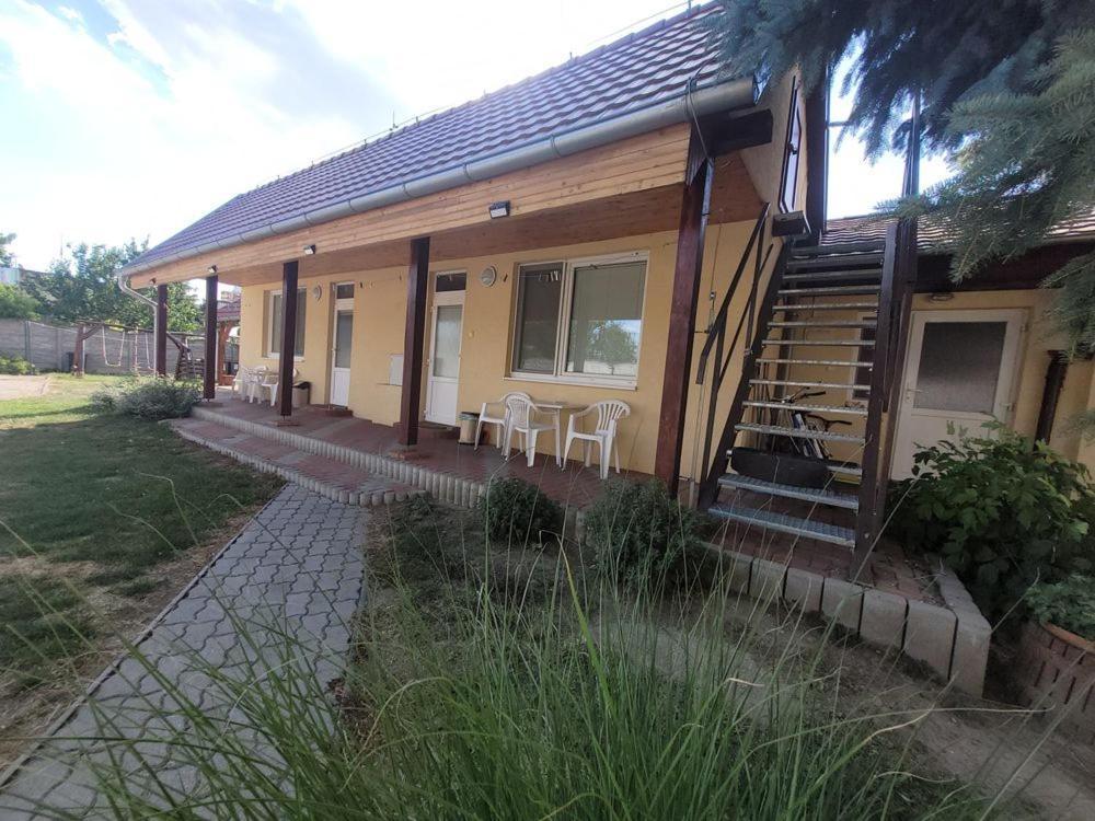 Hotel Alenka Štúrovo Exterior foto