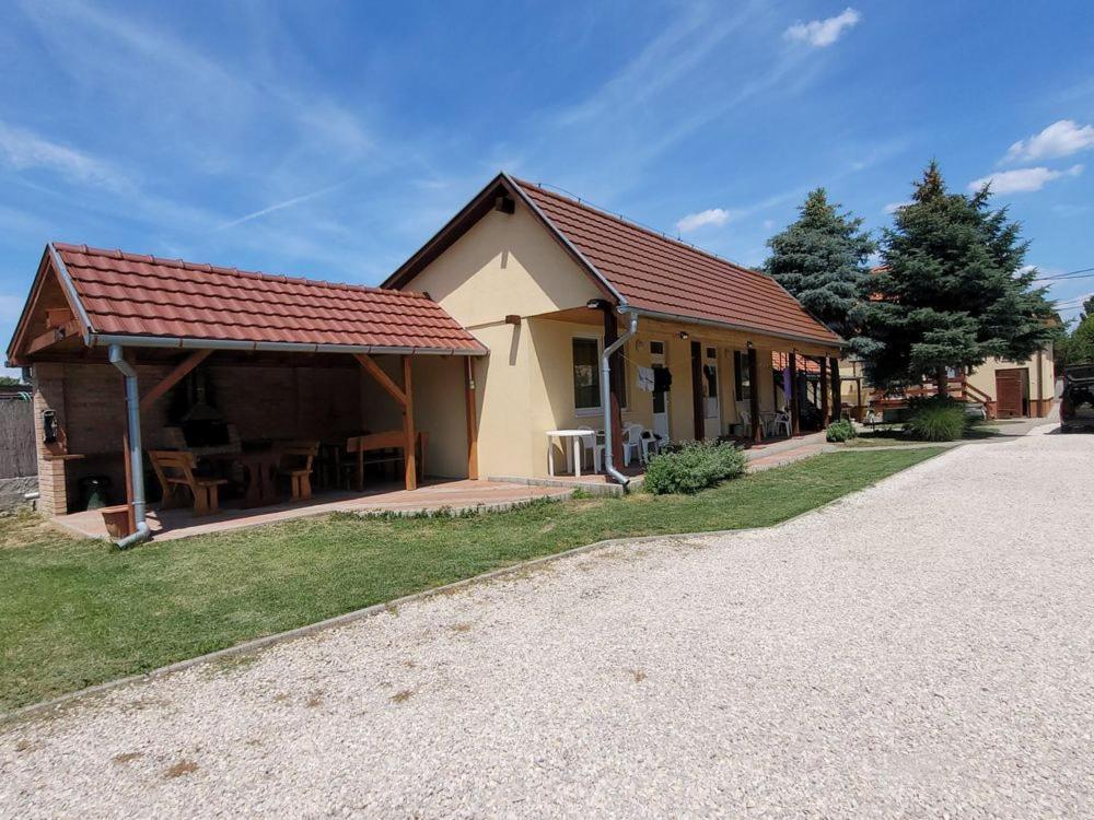 Hotel Alenka Štúrovo Exterior foto